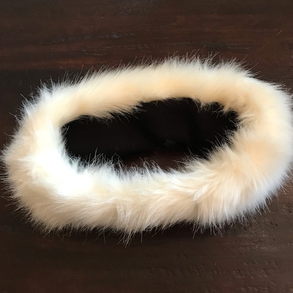 Accessories - NWOT White Faux Fur Headband